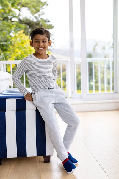 Portret Szczęśliwego Birasowego Chłopca Piżamie Sypialni Przed Oknem Widokiem Ogród — Zdjęcie stockowe