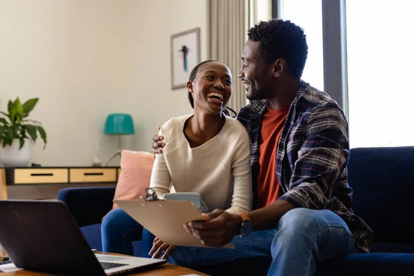 Mutlu Afro Amerikan Çifti Evde Dizüstü Bilgisayar Kullanarak Kağıt Işleriyle — Stok fotoğraf