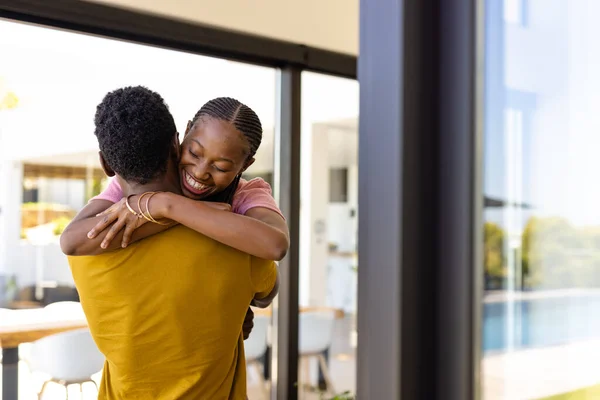 Šťastný Africký Americký Pár Objímající Obývacím Pokoji Životní Styl Vztah — Stock fotografie