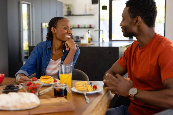 快乐的非洲裔美国夫妇在餐厅享用早餐 生活方式 结合和家庭生活 — 图库照片