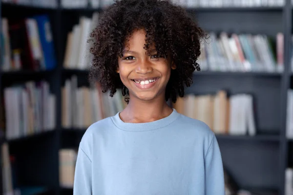 図書館の上にコピースペースのある青い長袖Tシャツを着たアフリカ系アメリカ人の少年 ファッション カジュアルウェア 教育と学校の概念 — ストック写真