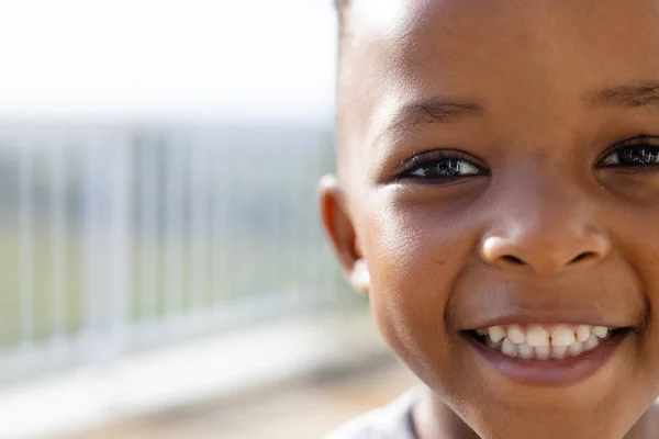 Halbporträt Eines Glücklichen Afrikanisch Amerikanischen Jungen Auf Sonniger Terrasse Lebensstil — Stockfoto