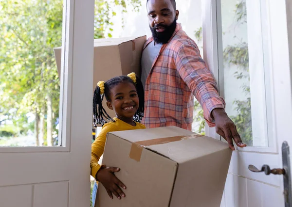 非洲裔美国人的父亲和女儿与卡车箱进入新的家 搬家和搬迁概念 — 图库照片