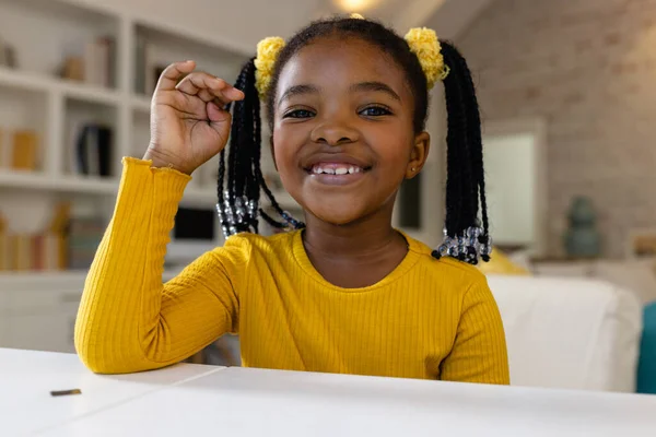 Щаслива Афроамериканська Дівчина Робить Відеодзвінок Вдома Спосіб Життя Спілкування Дитинство — стокове фото