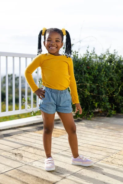 Porträt Eines Glücklichen Afrikanisch Amerikanischen Mädchens Das Auf Einer Sonnigen — Stockfoto