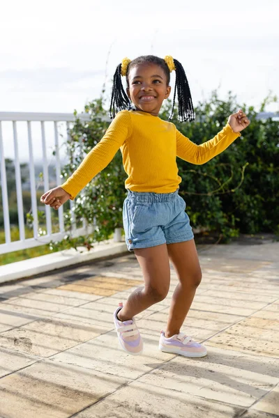 Retrato Una Chica Afroamericana Feliz Alojada Una Terraza Soleada Estilo — Foto de Stock
