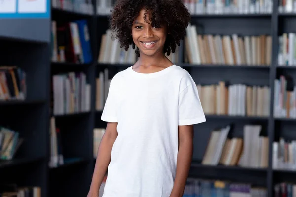 아프리카 미국인 도서관에 이있는 티셔츠를 평상복 — 스톡 사진