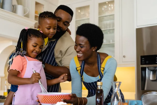 Счастливые Африканские Американские Родители Дети Смешивают Тесто Миске Столе Кухне — стоковое фото