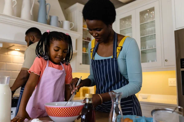 Αφρο Αμερικάνα Μητέρα Και Κόρη Ανακατεύουν Βούτυρο Μπολ Στο Τραπέζι — Φωτογραφία Αρχείου