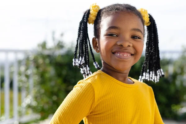 Retrato Menina Americana Africana Feliz Ficar Terraço Ensolarado Estilo Vida — Fotografia de Stock