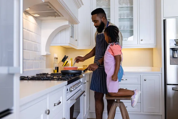 Figlia Afroamericana Guardando Papà Cucinare Frittelle Sui Fornelli Cucina Inalterato — Foto Stock