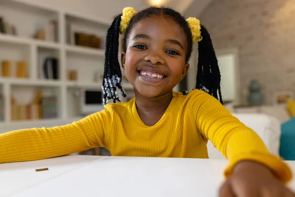 Szczęśliwa Afroamerykanka Wykonująca Wideo Rozmowę Domu Styl Życia Komunikacja Dzieciństwo — Zdjęcie stockowe