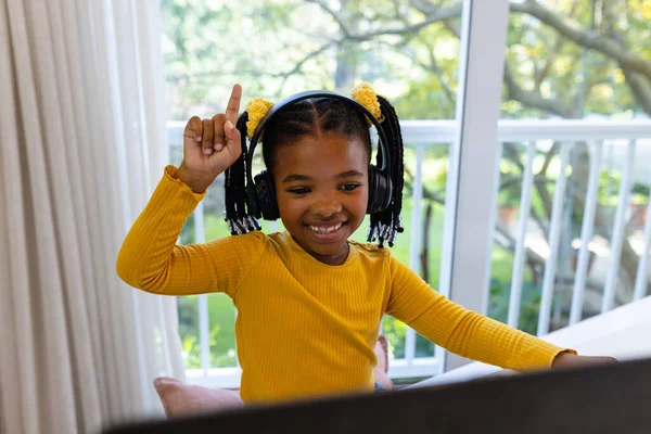 Afrikai Amerikai Mosolygós Lány Felemeli Kezét Miközben Otthon Laptopon Tanul — Stock Fotó