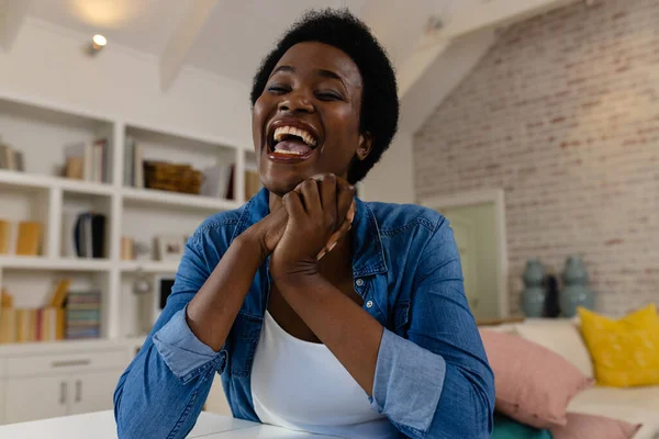 Портрет Афроамериканської Середньої Дорослої Жінки Коротким Волоссям Сміється Весело Вдома — стокове фото