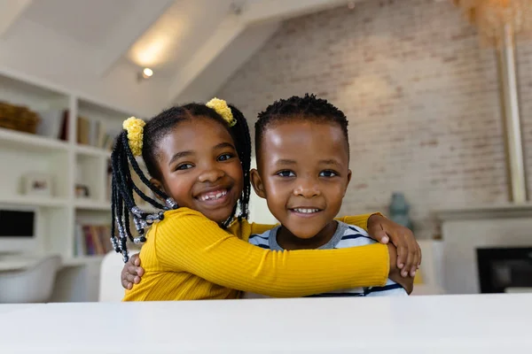 Feliz Irmã Irmão Afro Americanos Abraçando Fazendo Videochamadas Casa Estilo — Fotografia de Stock