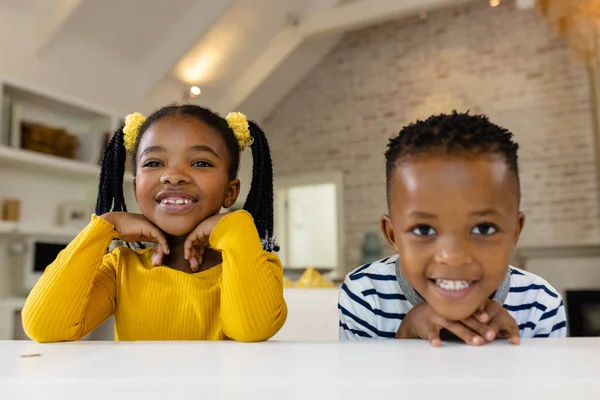 Счастливая Африканская Американская Сестра Брат Делают Видеосвязь Дома Стиль Жизни — стоковое фото