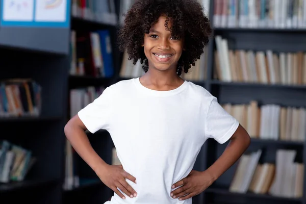 Colegial Afroamericano Vistiendo Camiseta Blanca Con Copyspace Sobre Biblioteca Moda — Foto de Stock