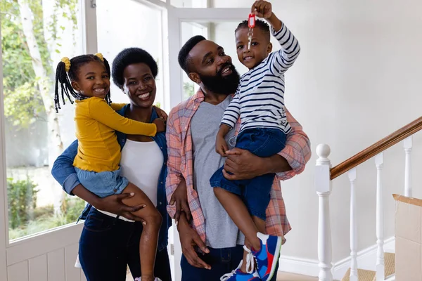 Portret Van Lachende Afro Amerikaanse Ouders Met Kinderen Met Sleutel — Stockfoto