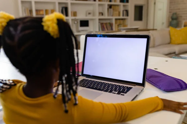 Rückansicht Eines Afrikanisch Amerikanischen Mädchens Das Hause Laptop Online Lernt — Stockfoto