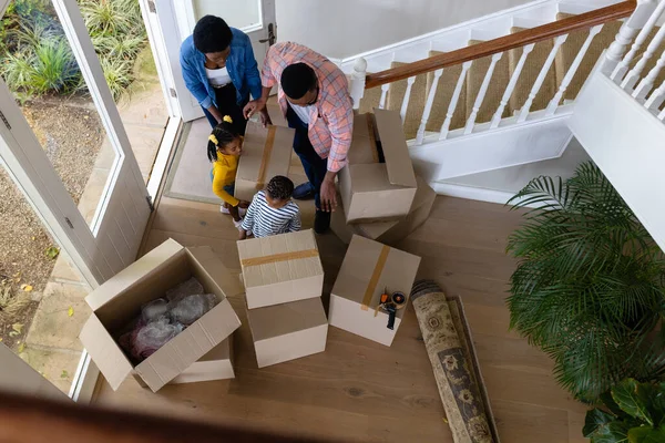 新しい家に箱を運ぶアフリカ系アメリカ人の両親と子供の高い角度のビュー 変更されていない 子供時代 引越しのコンセプト — ストック写真