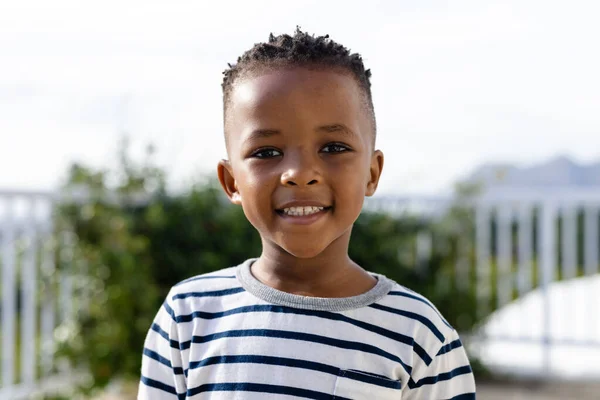 Portret Uroczego Afrykańskiego Chłopca Uśmiechniętego Kamery Stojącego Podwórku Naprzeciw Czystego — Zdjęcie stockowe