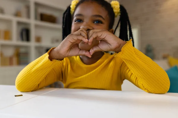 Szczęśliwa Afroamerykanka Wykonująca Wideo Rozmowę Domu Styl Życia Komunikacja Dzieciństwo — Zdjęcie stockowe