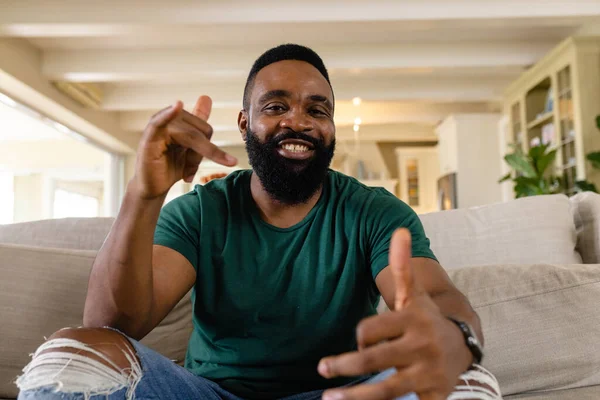 Feliz Hombre Afroamericano Haciendo Videollamadas Salón Estilo Vida Comunicación Vida — Foto de Stock