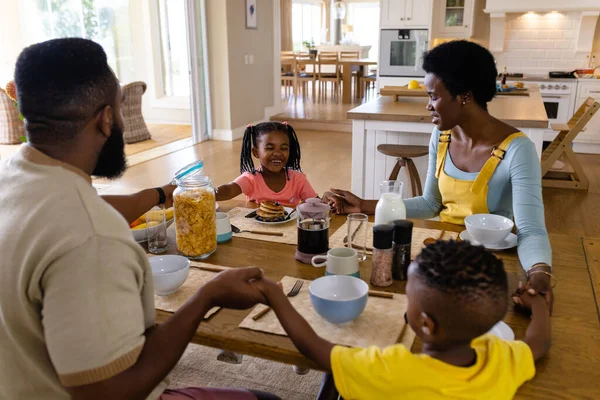 非裔美国人的父母 孩子们手牵着手 在早餐前在餐桌前说着优雅的话 不变的家庭 宗教和家庭观念 — 图库照片