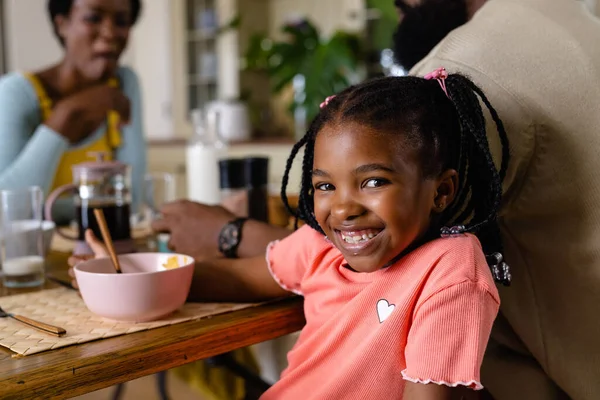 Afro Amerikalı Kız Anne Babasıyla Yemek Masasında Kahvaltı Ederken Kameraya — Stok fotoğraf
