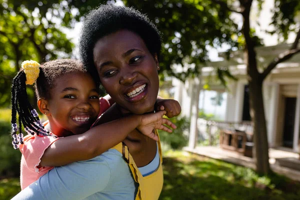 Close Van Afro Amerikaanse Vrolijke Moeder Meeliften Dochter Terwijl Achtertuin — Stockfoto