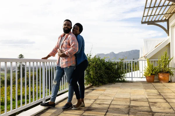 Gelukkig Afrikaans Amerikaans Echtpaar Omarmen Verblijven Zonnig Terras Lifestyle Natuur — Stockfoto
