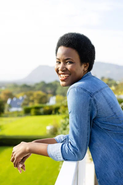 幸せなアフリカ系アメリカ人女性の肖像画日当たりの良いテラスに滞在 ライフスタイル 国内生活 変わらない — ストック写真