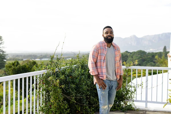 Portrait Homme Afro Américain Heureux Séjournant Sur Une Terrasse Ensoleillée — Photo