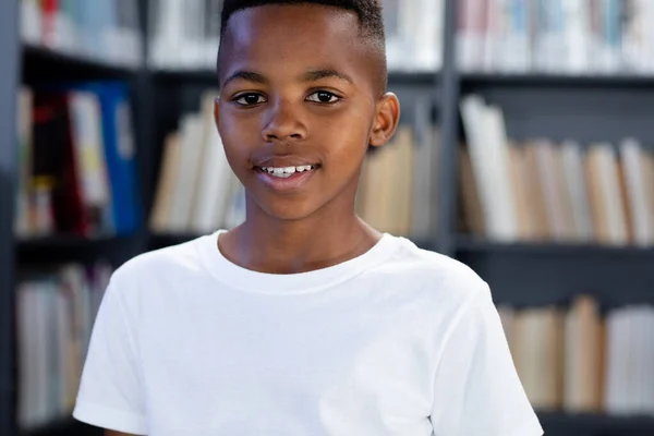 Африканский Американский Школьник Белой Футболке Копирайтом Над Библиотекой Мода Повседневная — стоковое фото