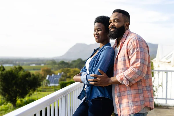 Glad Afrikansk Amerikansk Par Omfamna Och Vistas Solig Terrass Livsstil — Stockfoto