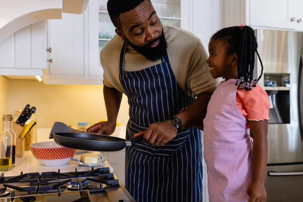 Padre Afroamericano Con Figlia Sorridente Che Cucina Frittelle Padella Cucina — Foto Stock