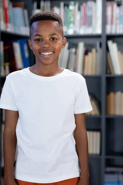 아프리카 미국인 도서관에 이있는 티셔츠를 평상복 — 스톡 사진