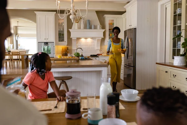 Glimlachende Afro Amerikaanse Moeder Met Ontbijt Weg Naar Dochter Aan — Stockfoto