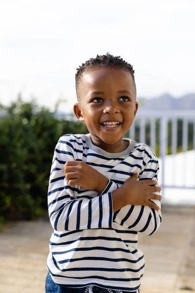 Portret Szczęśliwego Afrykańskiego Chłopca Przebywającego Słonecznym Tarasie Styl Życia Natura — Zdjęcie stockowe