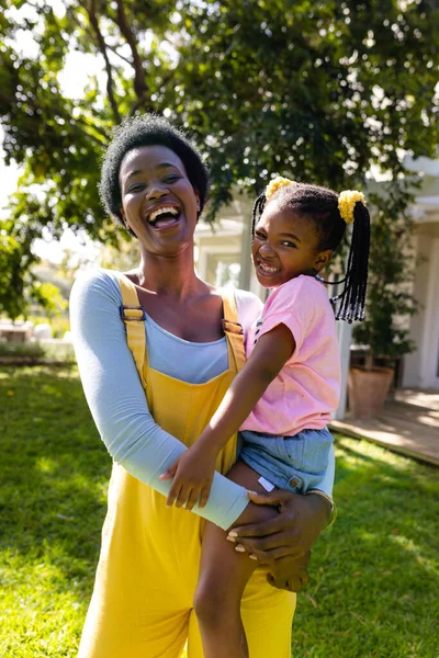 Портрет Афроамериканської Матері Яка Сміється Носить Доньку Стоячи Подвір Неперевершений — стокове фото