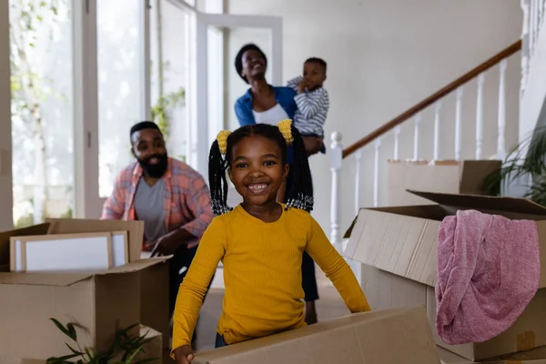 Usmívající Afroameričtí Rodiče Děti Krabicemi Užívají Novém Domově Beze Změny — Stock fotografie