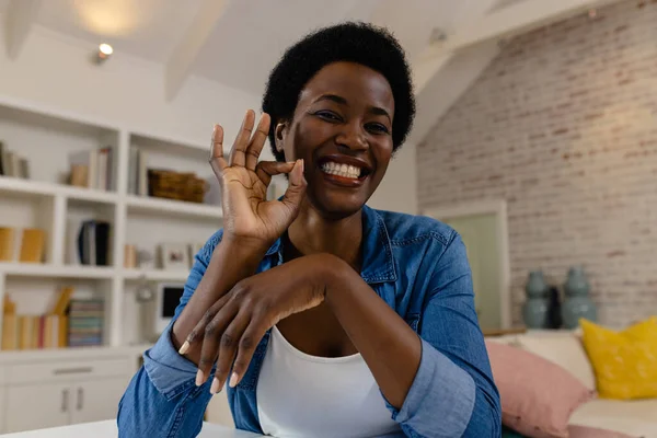Feliz Mujer Afroamericana Haciendo Videollamadas Casa Estilo Vida Comunicación Vida —  Fotos de Stock