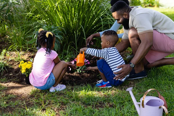 Afroameričtí Rodiče Děti Zalévají Květiny Sázejí Dvorku Beze Změny Životní — Stock fotografie