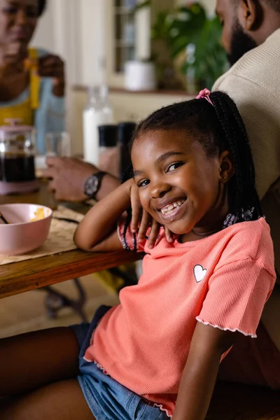 Портрет Африканской Американки Улыбающейся Камеру Время Завтрака Родителями Столом Unaltered — стоковое фото