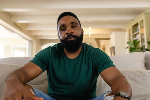 Hombre Afroamericano Haciendo Videollamadas Sala Estar Estilo Vida Comunicación Vida — Foto de Stock