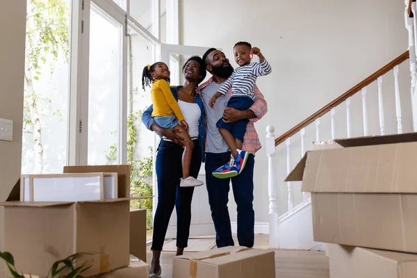 新しい家 コピースペースの段ボール箱によってキーで子供を運ぶ幸せなアフリカ系アメリカ人の両親 変更されていない 子供時代 引っ越しの家と移転の概念 — ストック写真
