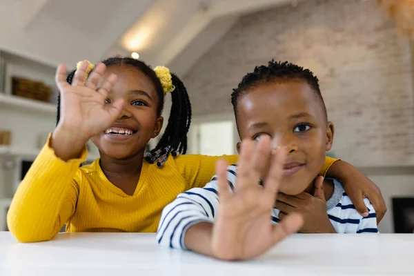 Портрет Усміхненого Афроамериканського Хлопчика Дівчинки Махає Руками Під Час Навчання — стокове фото