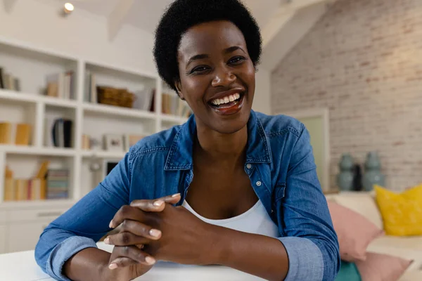 Boldog Afro Amerikai Videóhívást Kezdeményez Otthon Életmód Kommunikáció Családi Élet — Stock Fotó