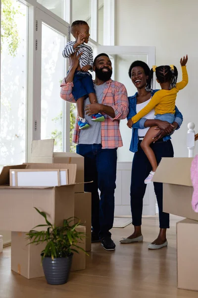 Afroamerikanische Eltern Tragen Fröhliche Kinder Während Sie Neuen Zuhause Stehen — Stockfoto