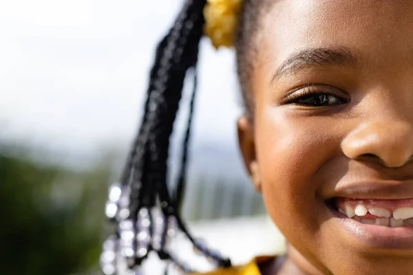 日当たりの良いテラスで幸せなアフリカ系アメリカ人の少女の半分の肖像画 ライフスタイル 子供時代 国内生活 変わらない — ストック写真
